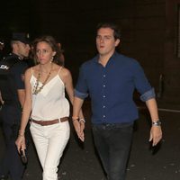 Albert Rivera y su novia Beatriz Tajuelo en el concierto 'Más es Más'