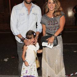 Elena Tablada con Javier Ungría y Ella Bisbal llegando al concierto de Alejandro Sanz 'Más es más' en Madrid