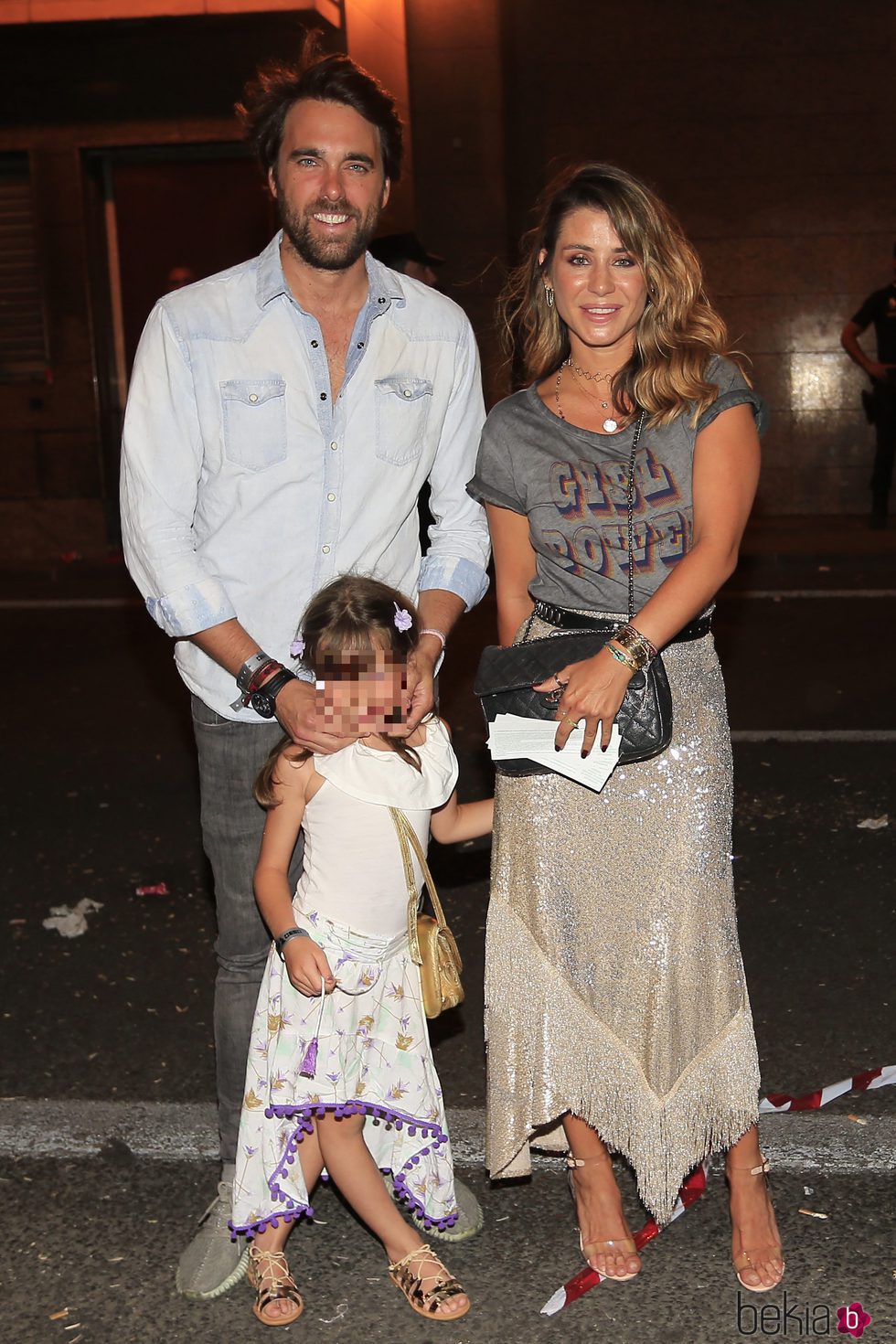 Elena Tablada con Javier Ungría y Ella Bisbal llegando al concierto de Alejandro Sanz 'Más es más' en Madrid