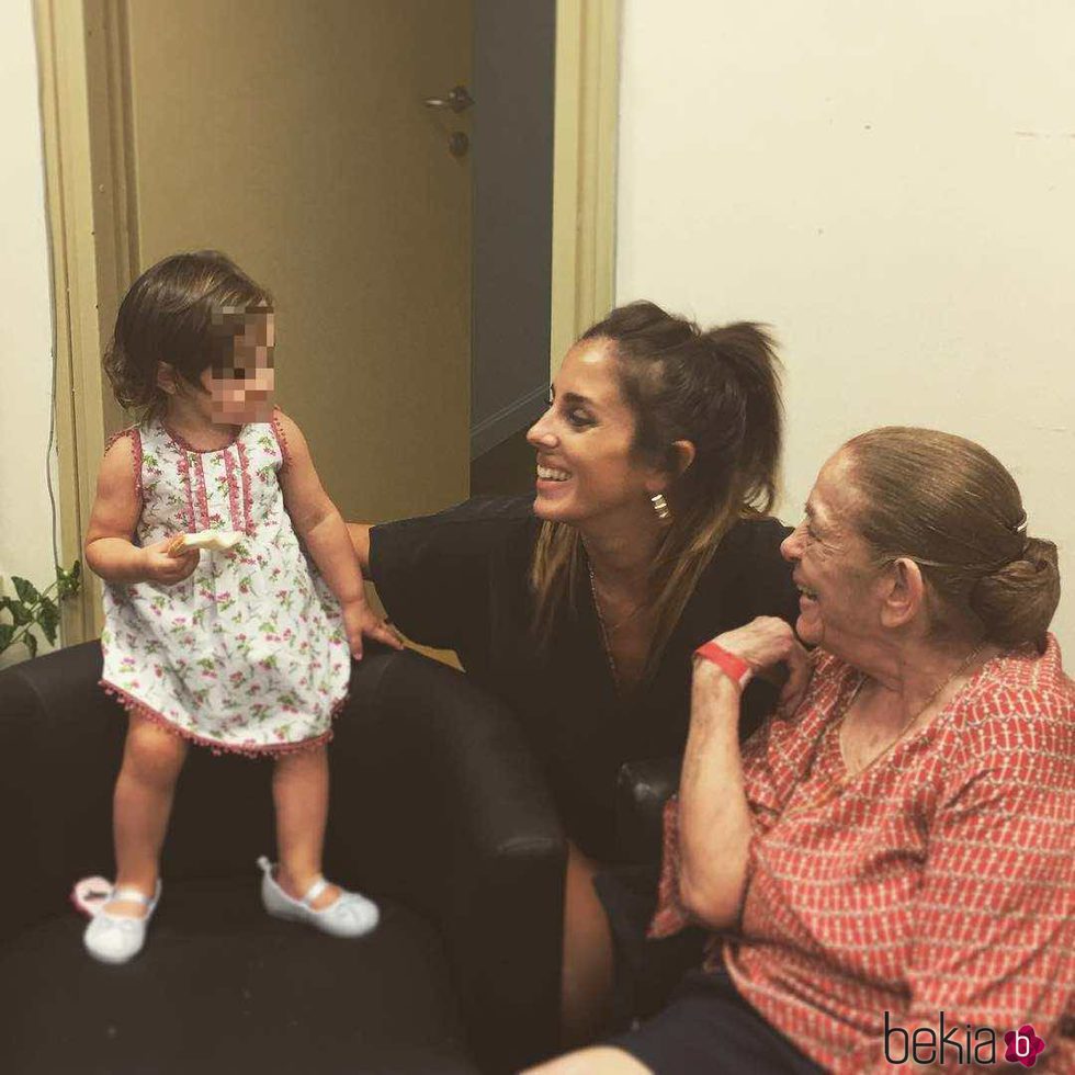 Anabel Pantoja con su abuela Doña Ana y con Ana Rivera Rosales en el backstage del concierto de Isabel Pantoja en Sevilla