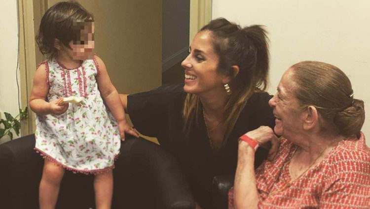 Anabel Pantoja con su abuela Doña Ana y con Ana Rivera Rosales en el backstage del concierto de Isabel Pantoja en Sevilla