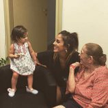 Anabel Pantoja con su abuela Doña Ana y con Ana Rivera Rosales en el backstage del concierto de Isabel Pantoja en Sevilla