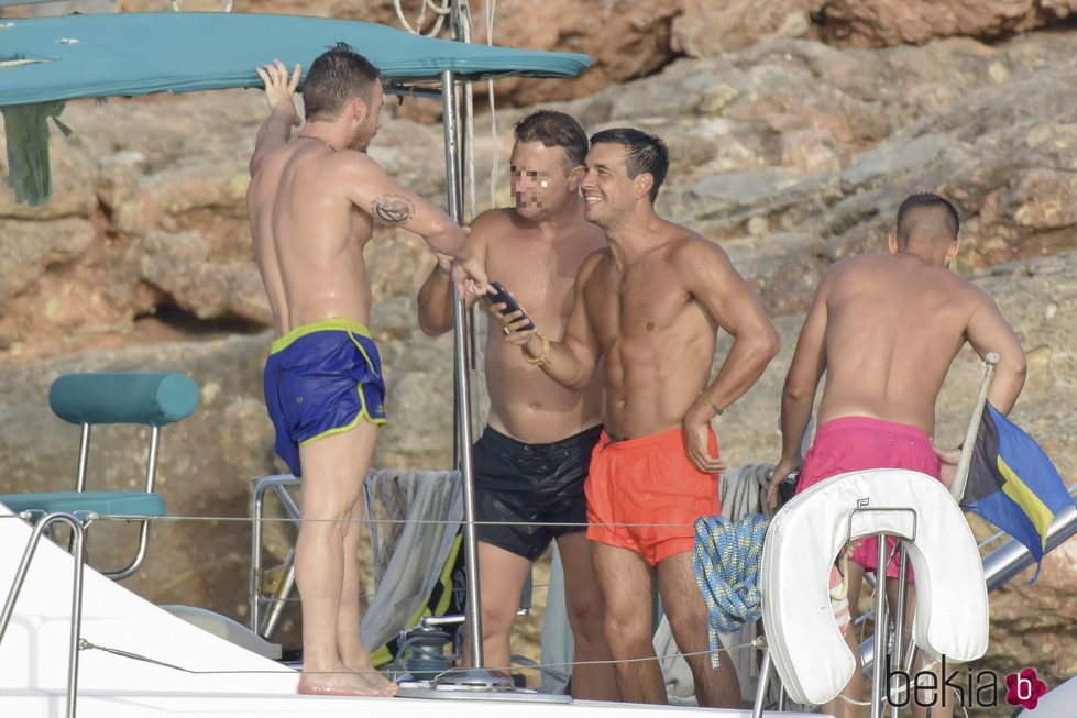 Mario Casas en bañador bromeando con sus amigos en un barco en Ibiza