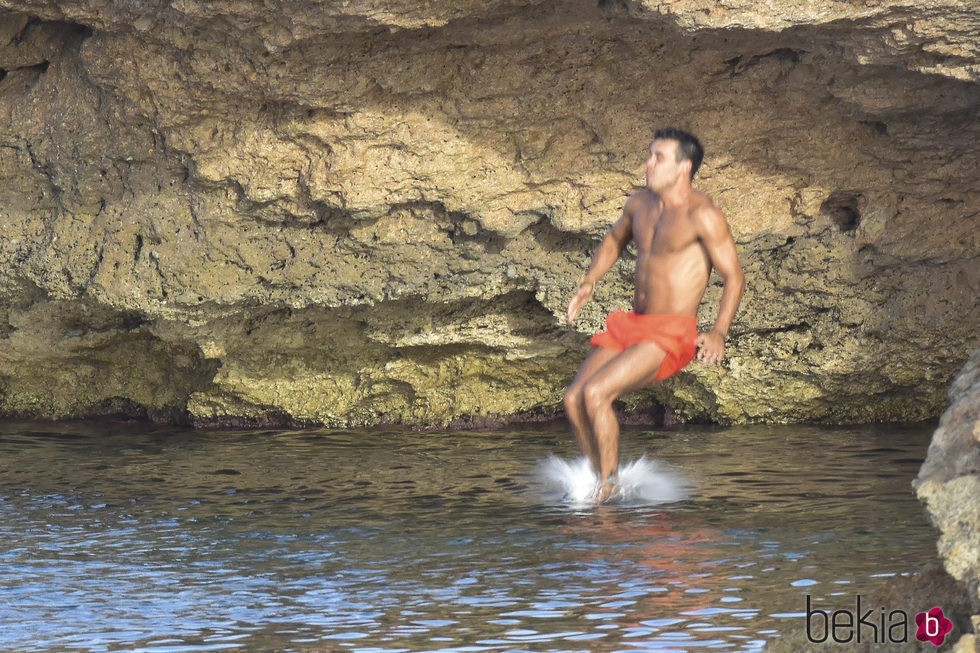 Mario Casas entra en el mar tras tirarse al agua desde un acantilado en Ibiza