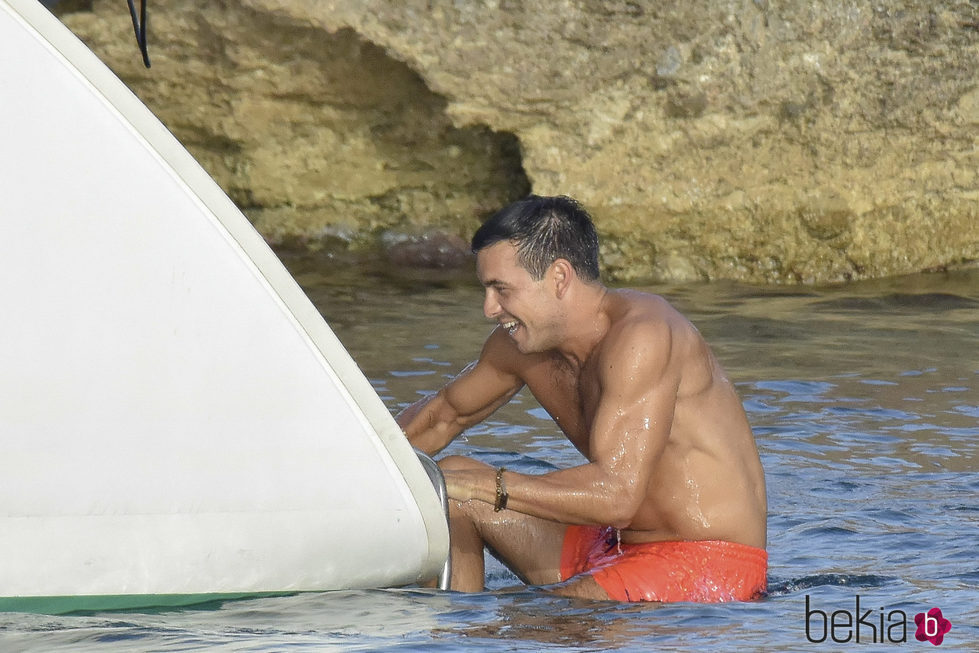 Mario Casas sube al barco tras tirarse al mar desde un acantilado en Ibiza