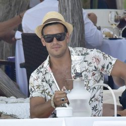 Mario Casas de vacaciones en Ibiza con sus amigos