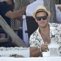 Mario Casas de vacaciones en Ibiza con sus amigos