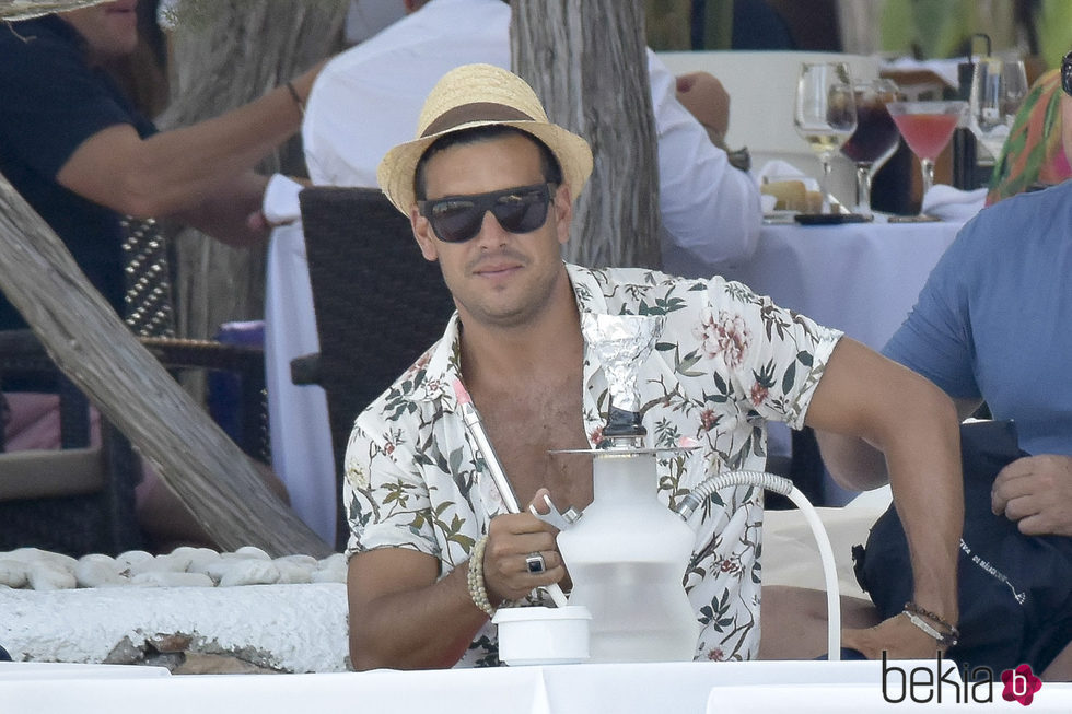 Mario Casas de vacaciones en Ibiza con sus amigos