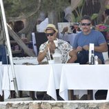 Mario Casas fumando una cachimba en Ibiza con sus amigos