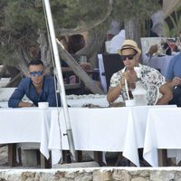 Mario Casas fumando una cachimba en Ibiza con sus amigos