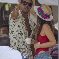 Mario Casas descubre a los paparazzi mientras habla con una chica en Ibiza