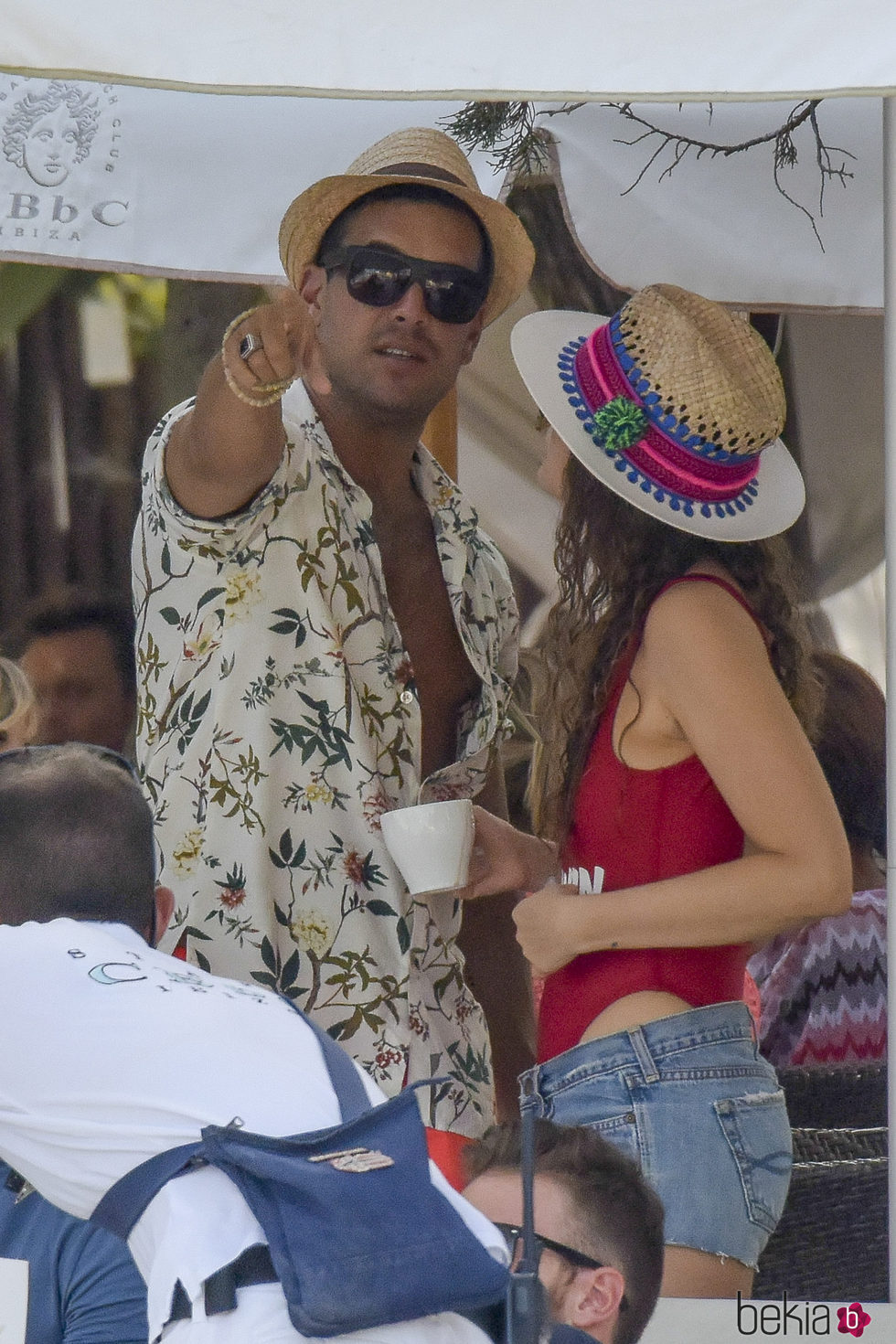 Mario Casas descubre a los paparazzi mientras habla con una chica en Ibiza