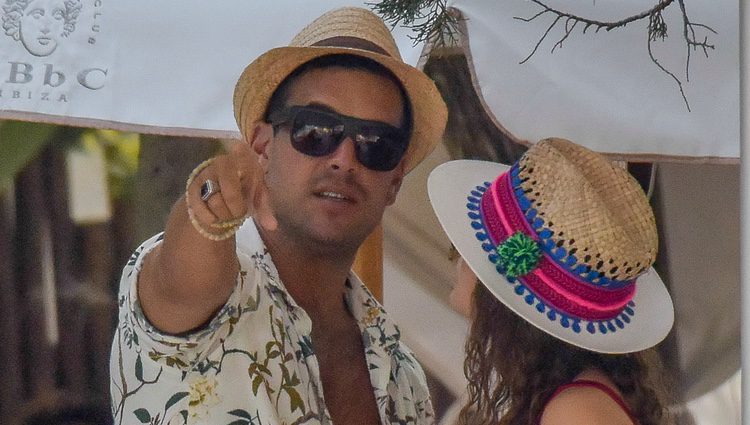 Mario Casas descubre a los paparazzi mientras habla con una chica en Ibiza