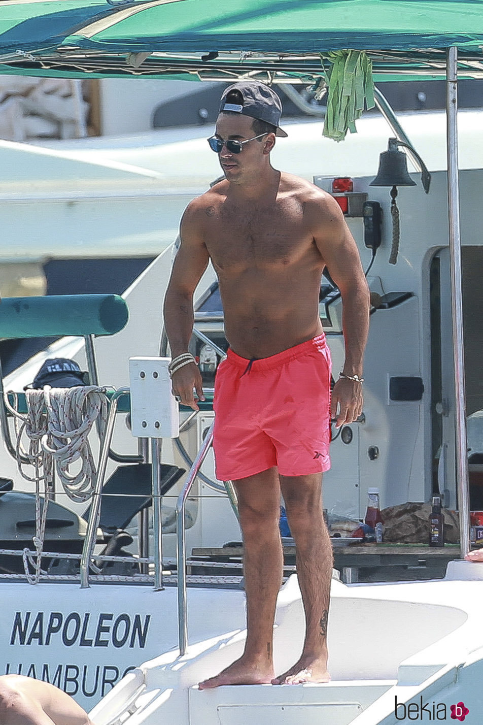 Mario Casas con el torso desnudo en Ibiza