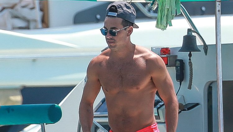 Mario Casas con el torso desnudo en Ibiza