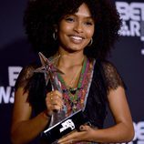 Yara Shahidi con su galardon de los premios BET 2017