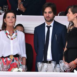 Carolina de Mónaco con Carlota Casiraghi y Dimitri Rassam en el concurso de saltos de Mónaco 2017