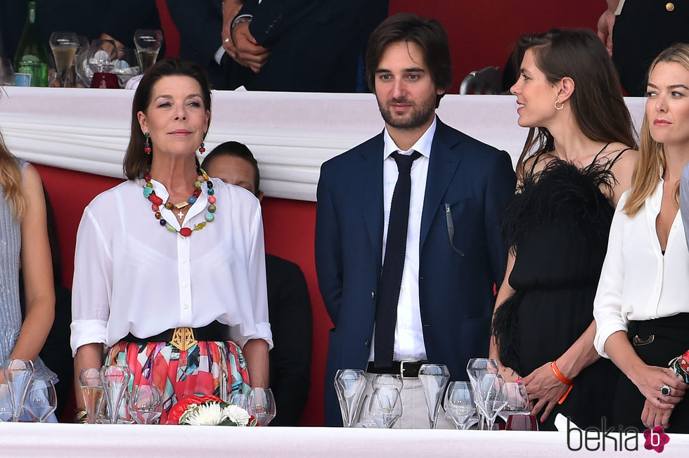 Carolina de Mónaco con Carlota Casiraghi y Dimitri Rassam en el concurso de saltos de Mónaco 2017