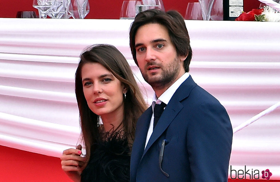 Carlota Casiraghi y Dimitri Rassan, muy enamorados en el concurso de saltos de Mónaco