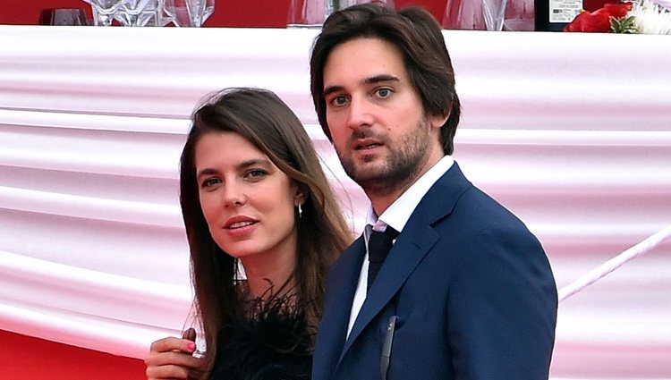 Carlota Casiraghi y Dimitri Rassan, muy enamorados en el concurso de saltos de Mónaco