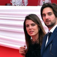 Carlota Casiraghi y Dimitri Rassan, muy enamorados en el concurso de saltos de Mónaco