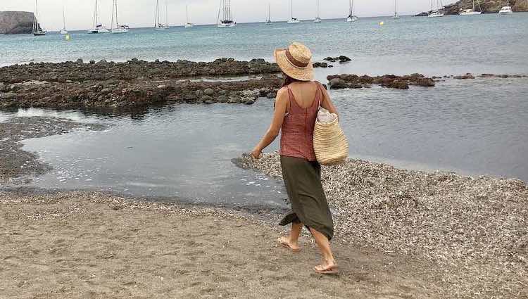 Sara Carbonero paseando por Menorca durante sus vacaciones de verano 2017