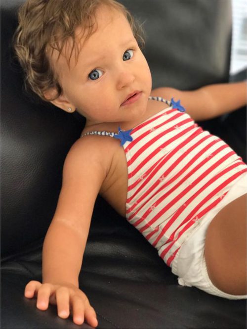 Matilda, la hija de Mario Suárez y Malena Costa, posando para su madre