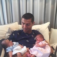 Cristiano Ronaldo presenta a sus hijos Mateo y Eva