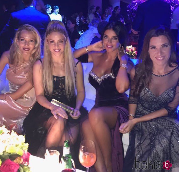 Vanesa Lorenzo, Shakira, Daniella Seeman y Nuria Cunillera en la boda de Messi y Antonella Roccuzzo