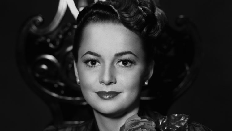 Olivia de Havilland posando tras rodar 'Lo que el viento se llevó'