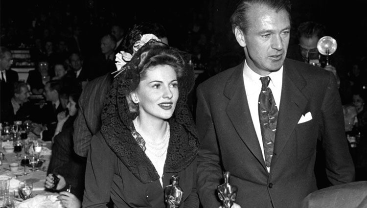 Joan Fontaine y Gary Cooper mostrando sus Oscars