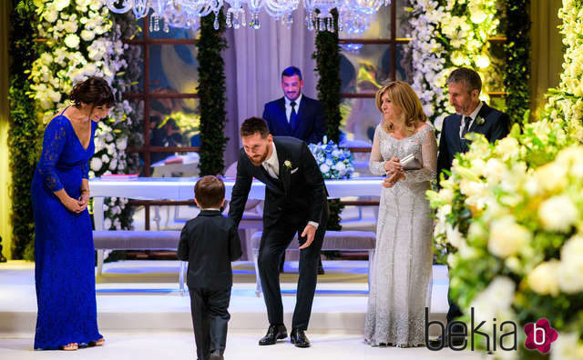 Leo Messi en el altar antes de casarse acompañado de su hijo