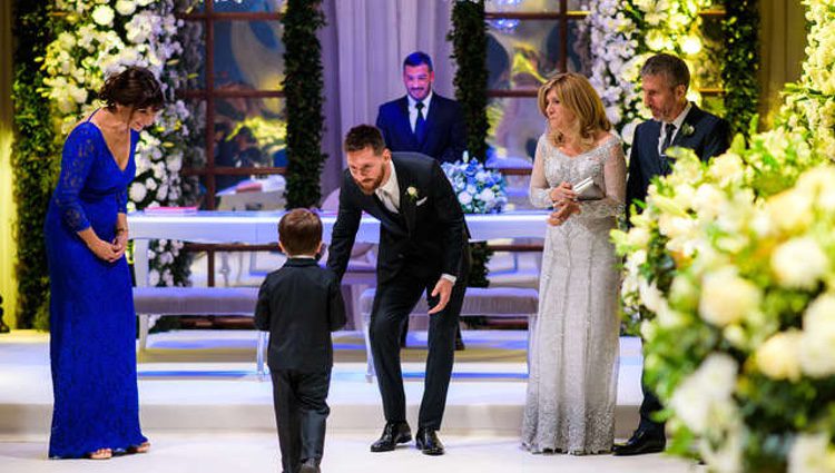 Leo Messi en el altar antes de casarse acompañado de su hijo