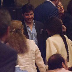 Fran Rivera saludando a la Infanta Elena y a Victoria Federica durante un concierto