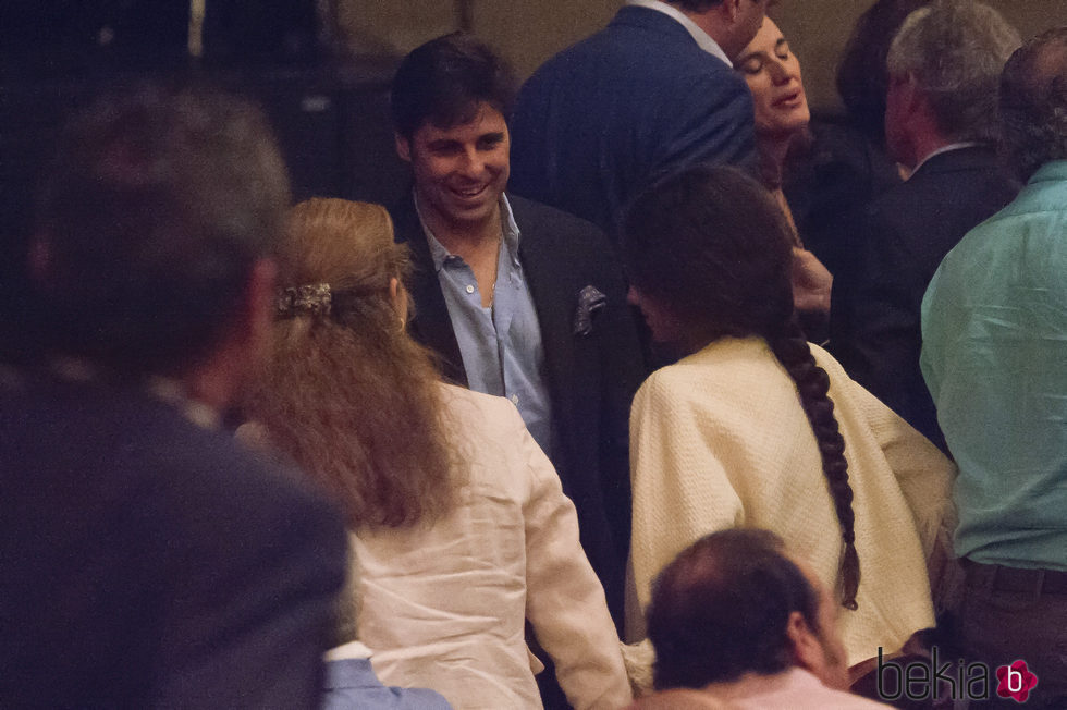 Fran Rivera saludando a la Infanta Elena y a Victoria Federica durante un concierto