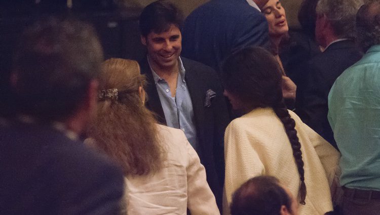 Fran Rivera saludando a la Infanta Elena y a Victoria Federica durante un concierto