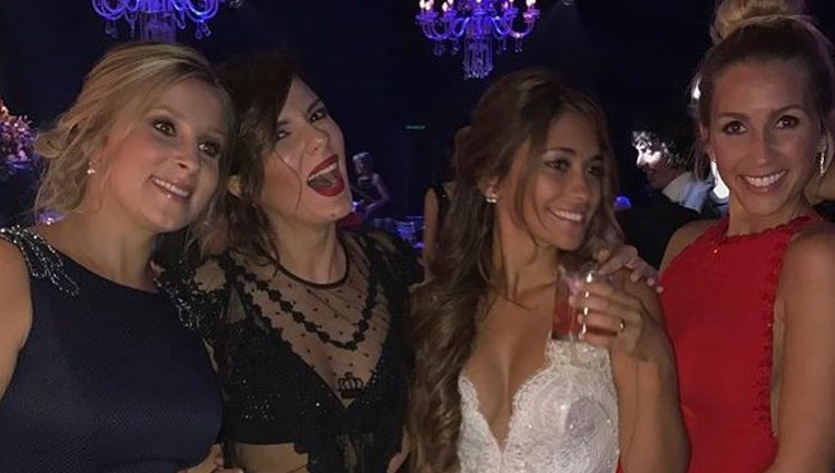 Antonella Roccuzzo rodeada de amigas el día de su boda