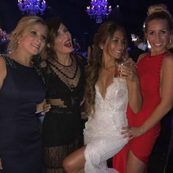 Antonella Roccuzzo rodeada de amigas el día de su boda