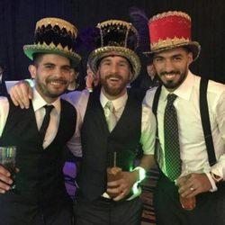 Leo Messi divirtiéndose con Luis Suárez el día de su boda