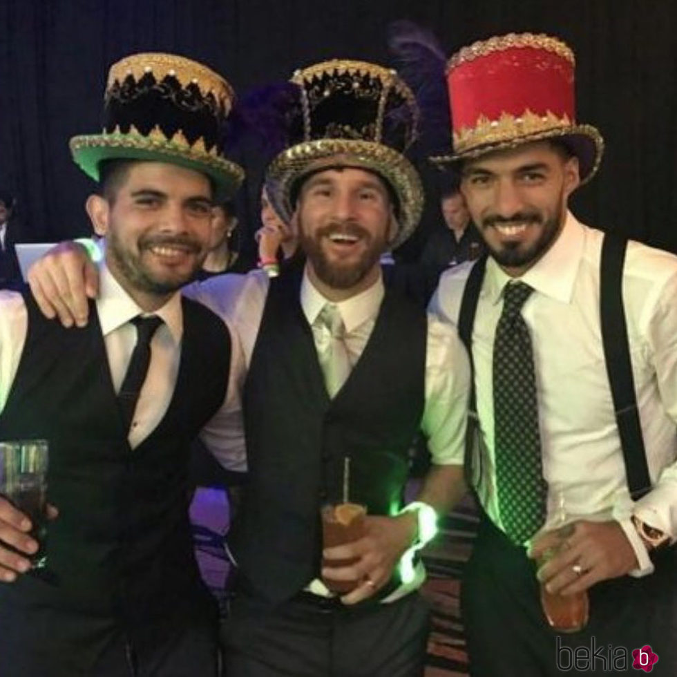 Leo Messi divirtiéndose con Luis Suárez el día de su boda