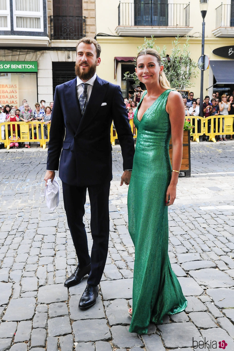 El jugador de baloncesto Sergio Rodríguez y su mujer Ana Bernal en la boda de Sergio Llul y Almudena Cánovas