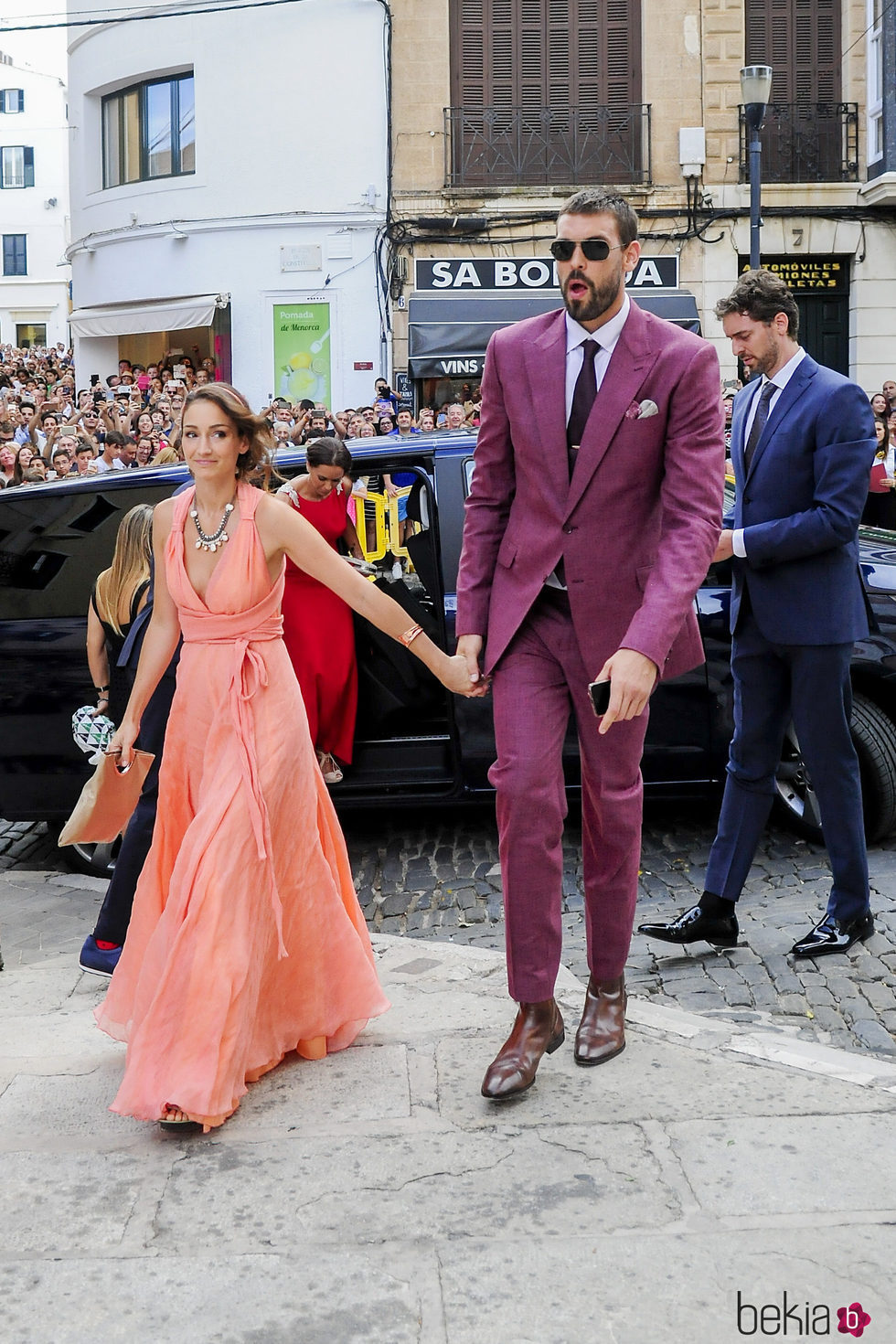 Marc Gasol con su mujer Cristina Blesa en la boda de Sergio Llul y Almudena Cánovas