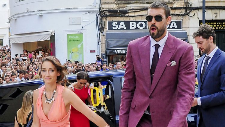 Marc Gasol con su mujer Cristina Blesa en la boda de Sergio Llul y Almudena Cánovas