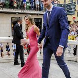 Pau Gasol y su novia Catherine McDonnell en la boda de Sergio Llul y Almudena Cánovas