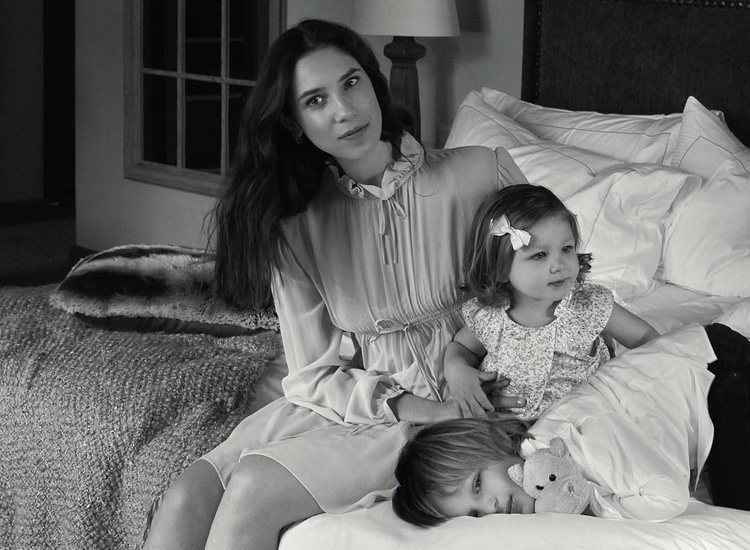 Tatiana Santo Domingo posando con sus hijos Sasha e India