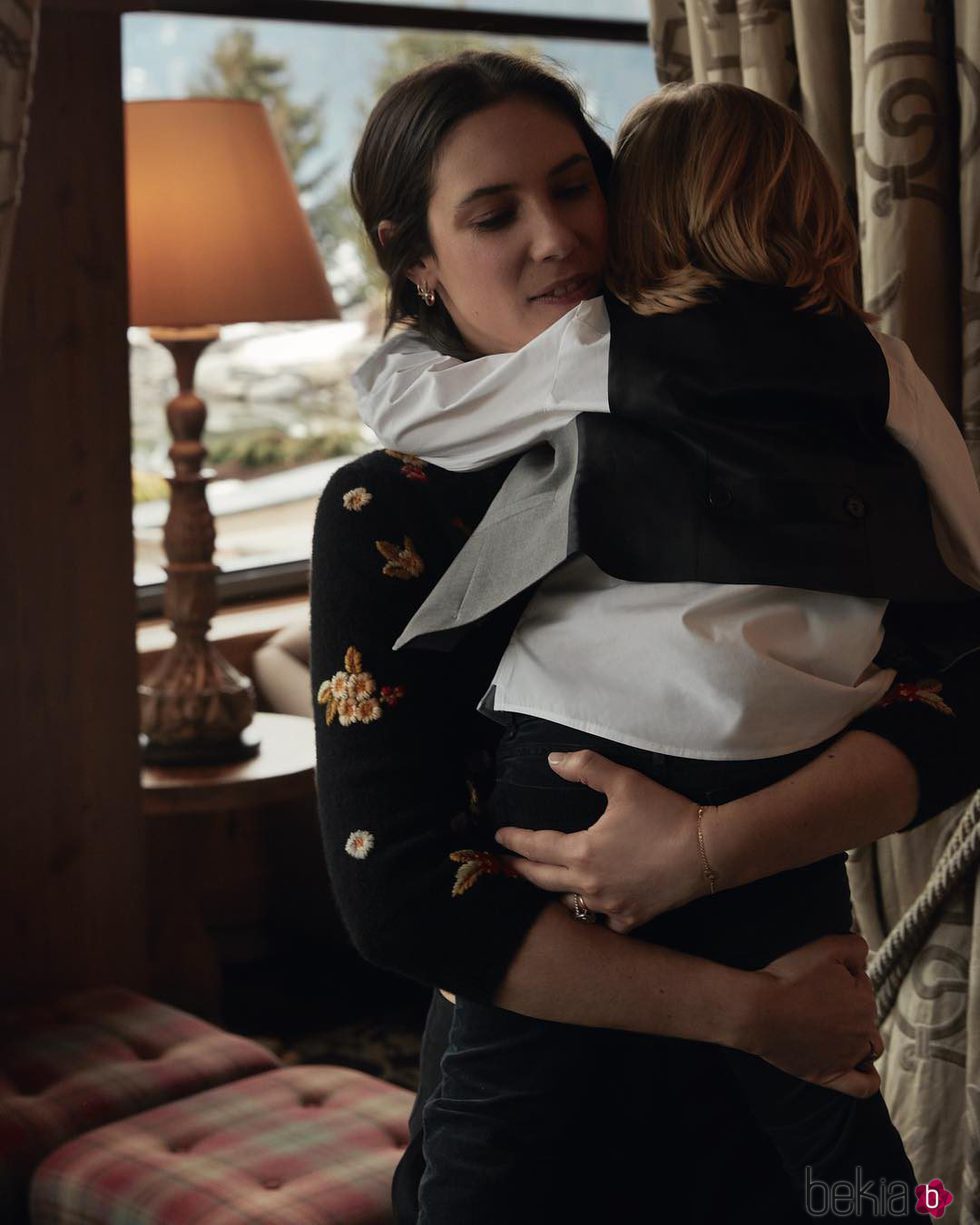 Tatiana Santo Domingo posando con su hijo Sasha