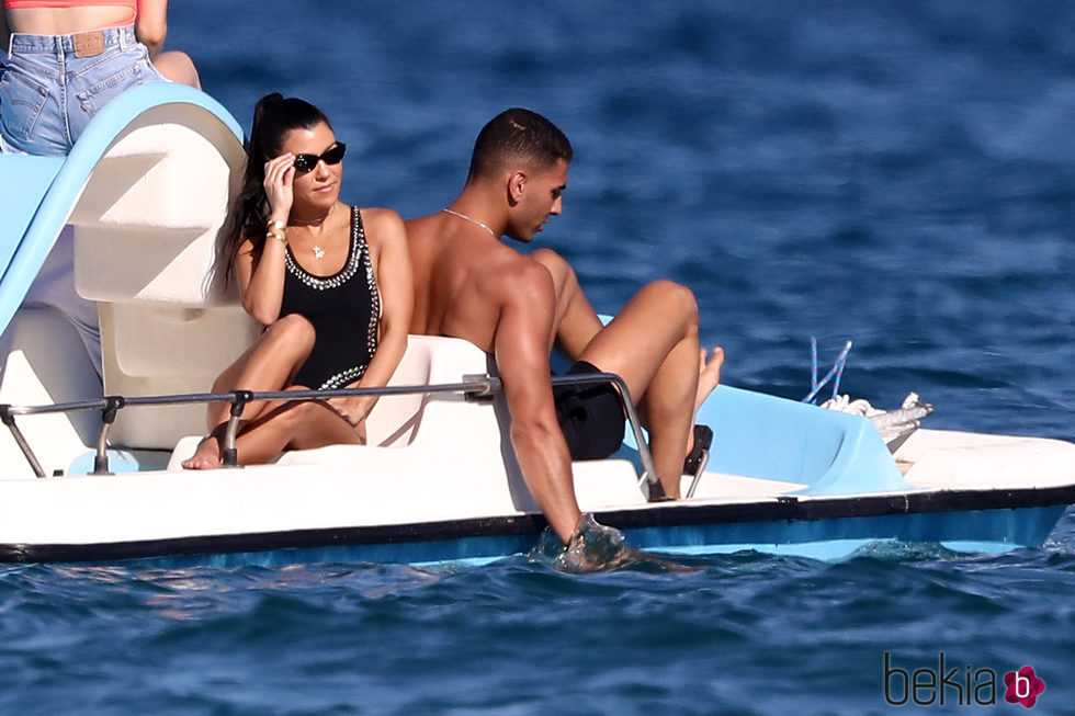 Kourtney Kardashian y Younes Bendjima en Saint-Tropez