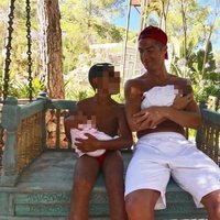 Cristiano Ronaldo se fotografía con sus tres hijos