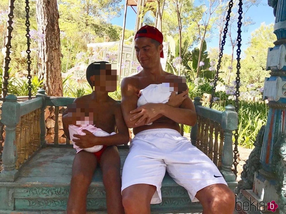 Cristiano Ronaldo se fotografía con sus tres hijos