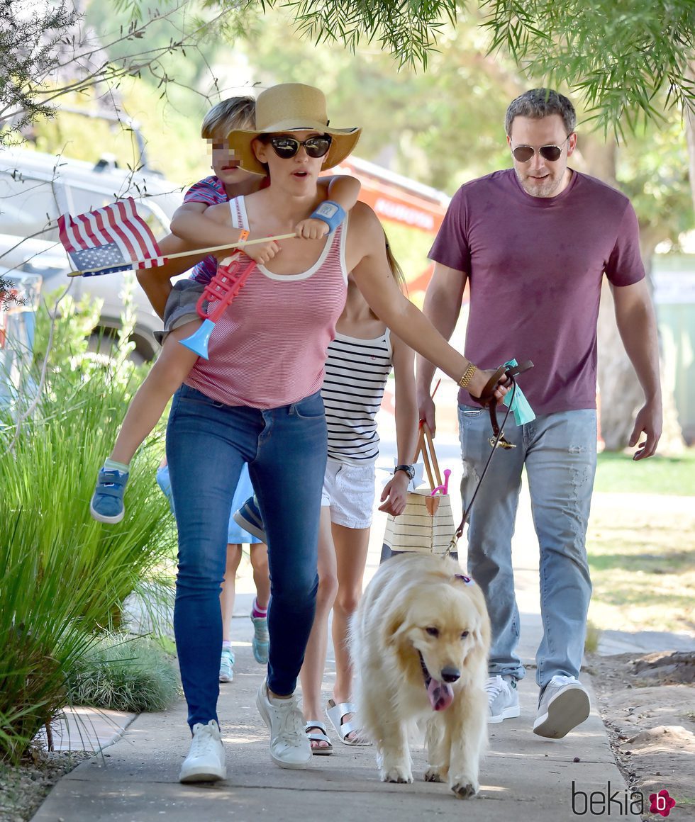 Jennifer Garner y Ben Affleck con sus hijos en el 4 de julio de 2017